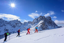 Mehrere Personen auf Skitour steigen zum Medalges auf, Geislergruppe im Hintergrund, Medalges, Naturpark Puez-Geisler, UNESCO Weltnaturerbe Dolomiten, Dolomiten, Südtirol, Italien
