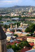 Blick von Sololaki und Festung über die Altstadt auf Tiflis, Georgien