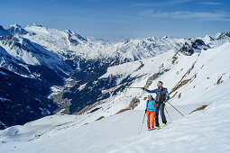 Mann und Frau auf Skitour blicken auf Zillertaler Alpen, Rastkogel, Tuxer Alpen, Tirol, Österreich