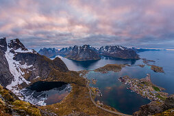 Reine und der Reine Fjord in der Mitternachtssonne, Lofoten, Norwegen