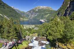 Blick vom Storfossen auf den Geirangerfjord vor dem Berg Eidshornet, Geiranger, Møre og Romsdal,  Fjordnorwegen, Südnorwegen, Norwegen, Skandinavien, Nordeuropa, EuropaEuropa