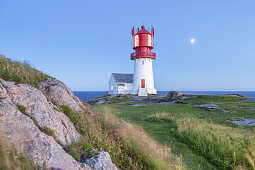 Mond über Leuchtturm Lindesnes fyr am Kap Lindesnes, Skagerak, Nordsee, Vest-Agder, Sørlandet, Südnorwegen, Norwegen, Skandinavien, Nordeuropa, Europa