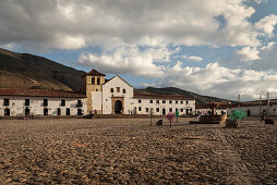 Zentraler Platz (Plaza) von Villa de Leyva mit der Kirche „Iglesia de Nuestra Señora del Rosario“, Departamento Boyacá, Kolumbien, Südamerika