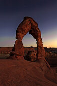 Delicate Arch in der Dämmerung, Arches Nationalpark, Utah, USA