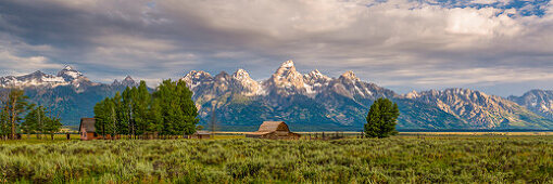 Mormon Row barn with the Tetons in the background, Grand Teton National parc, Wyoming, USA