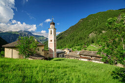 Kirche und Häuser von Chialvetta mit Cottischen Alpen im Hintergrund, Chialvetta, Val Maira, Cottische Alpen, Piemont, Italien
