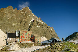 Hut rifugio Quintino Sella in front of Monviso, Giro di Monviso, Monte Viso, Monviso, Cottian Alps, Piedmont, Italy