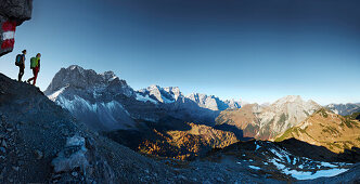 2 Wanderinnen, unterhalb des Hahnkampl, dahinter Lamsenspitze , Östliches Karwendelgebirge, Tirol, Österreich