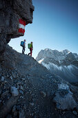 2 Wanderinnen, unterhalb des Hahnkampl, dahinter Lamsenspitze , Östliches Karwendelgebirge, Tirol, Österreich