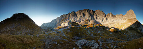 Panorama Lamsenjochhütte mit Rauher Knöll (li) und Lamsenspitze (re) morgens im Herbst , Lamsenjoch, Östliches Karwendelgebirge, Tirol, Österreich
