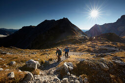 Wanderer auf dem Weg zur Lamsenspitze, dahinter Schafjöchl , Lamsenjoch, Östliches Karwendelgebirge, Tirol, Österreich