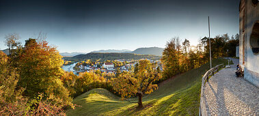 Panorama vom Kalvarienberg auf Bad Tölz und die Isar, Bad Tölz, Bayern, Deutschland