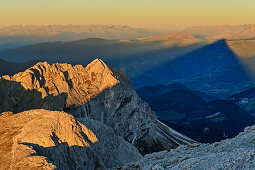 Tiefblick auf Kleiner Peitlerkofel und Tullen mit Schatten des Großen Peitlerkofel, vom Peitlerkofel, Dolomiten, UNESCO Welterbe Dolomiten, Südtirol, Italien