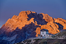 Auronzo-Hütte vor Monte Cristallo im ersten Licht, Auronzo-Hütte, Drei Zinnen, Sextener Dolomiten, Dolomiten, UNESCO Welterbe Dolomiten, Venetien, Venezien, Italien