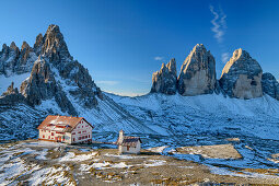 Hut Drei-Zinnen-Huette with Paternkofel and Tre Cime, hut Drei-Zinnen-Huette, Tre Cime, Sexten Dolomites, Dolomites, UNESCO World Heritage Site Dolomites, Venetia, Italy