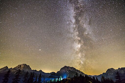 Nachthimmel mit Milchstraße über Watzmann und Hochkalter, vom Toter Mann, Berchtesgadener Alpen, Berchtesgaden, Oberbayern, Bayern, Deutschland