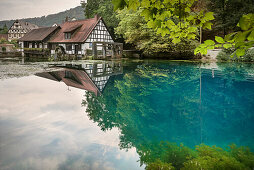 der Blautopf in Blaubeuren mit Blick auf die Hammerschmiede, Alb Donau Kreis, Schwäbische Alb, Baden-Württemberg, Deutschland