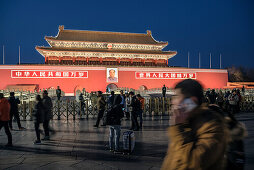 Besucher und Touristen vor Porträt von Mao Zedong am Tiananmen Gate dem Tor zur Verbotenen Stadt, Peking, China, Asien