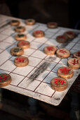 chinesische Männer spielen Brettspiel am Himmelstempel, Himmelsaltar, Bezirk Chongwen, Peking, China, Asien, UNESCO Welterbe
