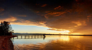 Steg am See bei Fön im Abendlicht, Ambach, Starnberger See , Oberbayern, Bayern, Deutschland