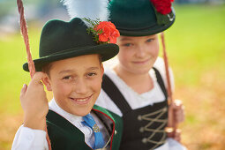 Junge und Mädchen auf Schaukel, Trachtenverein Seeröserl Ammerland Münsing , Ammerland Münsing, Bayern, Deutschland