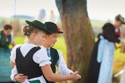 Tanzende Kinder, Trachtenverein Seeröserl Ammerland Münsing , Ammerland Münsing, Bayern, Deutschland