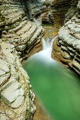 Bach fließt durch gebänderten Canyon, Brent de l'Art, Venetien, Venezien, Italien