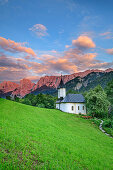 Antoniuskapelle mit Kaisergebirge im Alpenglühen, Antoniuskapelle, Kaisertal, Wilder Kaiser, Kaisergebirge, Tirol, Österreich