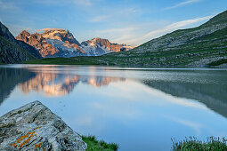 See Lac du Goléon mit Meije im Gebiet Ecrins im Alpenglühen, Lac du Goléon, Nationalpark Ecrins, Dauphine, Dauphiné, Hautes Alpes, Frankreich