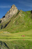 Zwei Zelte stehen am See Lac Cerces, Pic de la Ceinture im Hintergrund, Lac Cerces, Dauphine, Dauphiné, Hautes Alpes, Frankreich