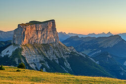 Mont Aiguille im Morgenlicht, vom Tête Chevalier, Vercors, Dauphine, Dauphiné, Isère, Frankreich