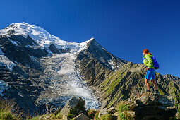 Frau steht auf Wiesenrücken und blickt auf Taconnaz-Gletscher und Mont Blanc, Pyramide, Mont Blanc, Grajische Alpen, Savoyer Alpen, Haute-Savoie, Frankreich