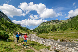 Mann und Frau wandern auf Lechweg, Lechweg, Lechquellengebirge, Vorarlberg, Österreich