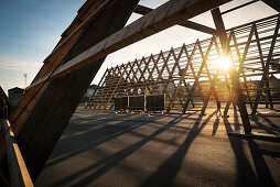 untergehende Sonne scheint durch Holzkonstruktion SALT (ein nomadisches Kunstprojekt) am Anleger Langkaia nahe der Oper, Oslo, Norwegen, Skandinavien, Europa