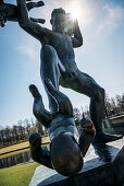 nackter Mann schüttel Babys von sich ab, der Vigeland Skulpturenpark des Bildhauers Gustav Vigeland, Frognerpark, Oslo, Norwegen, Skandinavien, Europa