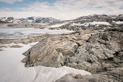 zugefrorener Stausee Lyngsvatnet im Hochland von Norwegen bei Lysebotn, Skandinavien, Europa