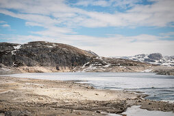 zugefrorener Stausee Lyngsvatnet im Hochland von Norwegen bei Lysebotn, Skandinavien, Europa