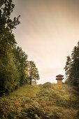 rekonstruierter römischer Wachturm mit Palisade, Wall und Graben, UNESCO Welterbe Limes, Großerlach, Grab, Baden-Württemberg, Deutschland