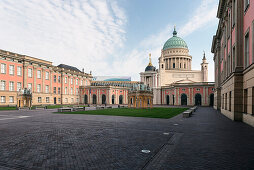 Blick vom Stadtschloss (Sitz von Landtag Brandenburg) auf St Nikolaikirche, Potsdam, Brandenburg, Deutschland