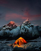 Mount Everest bei Sonnenaufgang (Mt Nuptse rechts), Kala Patthar, Khumbu, Nepal, Asien
