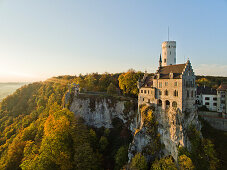 Schloss Lichtenstein, Honau, Biosphärengebiet, Schwäbische Alb, Reutlinger Alb, Baden-Württemberg, Deutschland (Genehmigung für Überflug vorhanden)