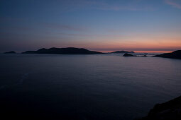 Dämmerung am Slea Head mit Blick zu den Great Blasket Islands, gesehen von einer Wanderung entlang dem Weitwanderweg Dingle Way, Slea Head, Dingle Halbinsel, County Kerry, Irland, Europa