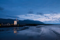 Die historische Windmühle von Blennerville an der irischen Westküste in der Abenddämmerung, gesehen von einer Wanderung entlang dem Weitwanderweg Dingle Way, Blennerville, nahe Tralee, Dingle Halbinsel, County Kerry, Irland, Europa