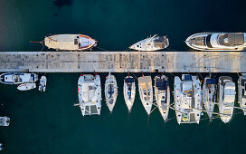 Segelboote an der Mole, Hafen von Martinscica, Cres, Kroatien