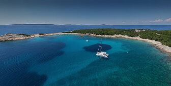 Katamaran vor Anker in der Bucht von Tomozina, Cres, Kroatien