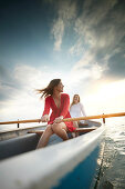 Zwei junge Frauen in einem Ruderboot, Starnberger See, Bayern, Deutschland