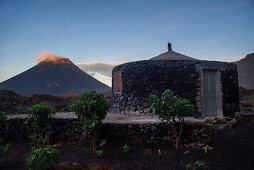 Landwirtschaft in den Lavafeldern der Insel Fogo, Steinhütte im Nationalpark Fogo, Dorf Cha, Kap Verde