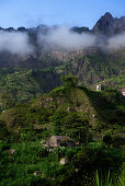 Kap Verde, Insel Santo Antao, Landschaft, Berge, Tal mit traditionellen Häusern