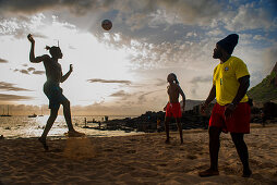 Junge Leute spielen in der Abenddämmerung Fußball am Strand, Insel Santiago, Kap Verde