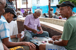 Männer spielen Karten, Mindelo, Straßencafe, Mindelo, Insel Sao Vicente, Kap Verde